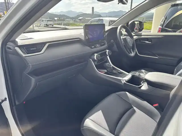 トヨタ ＲＡＶ４ G Zパッケージ 京都府 2025(令7)年 0.1千km プラチナホワイトパールマイカ トヨタセーフティセンス/・プリクラッシュセーフティ/・レーダークルーズコントロール/・レーントレーシングアシストポート/・オートマチックハイビーム/・低速時加速抑制機能/・緊急時操舵支援/・横断歩行者検知機能/・カーブ速度抑制機能/純正10.5インチメモリーナビ、地デジ、Bluetooth/パノラミックビューモニター/パノラマムーンルーフ/運転席パワーシート/シートポジションメモリー/合皮黒革シート（エアーシート、シートヒーター）/デジタルインナーミラー/ハンドルヒーター/パワーバックドア/LEDヘッドランプ/USB端子/ビルトイン2.0ETC