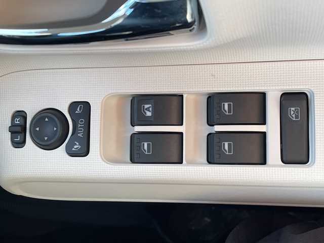 ダイハツ ムーヴ キャンバス ストライプス G 福岡県 2023(令5)年 0.1千km シャイニングホワイトパール/スムーズグレーマイカメタリック 登録時走行距離９km/シートヒーター（運転席・助手席）/両側パワースライドドア/コーナーセンサー/衝突被害軽減システム/横滑り防止装置/車線逸脱防止支援システム/ヒルスタートアシスト/カーテンエアバック/ベンチシート/エンジンスタートボタン/アイドリングストップ/スマートキー/スペアキー1本/キーレスエントリー/純正LEDヘッドライト/オートライト/説明書/保証書