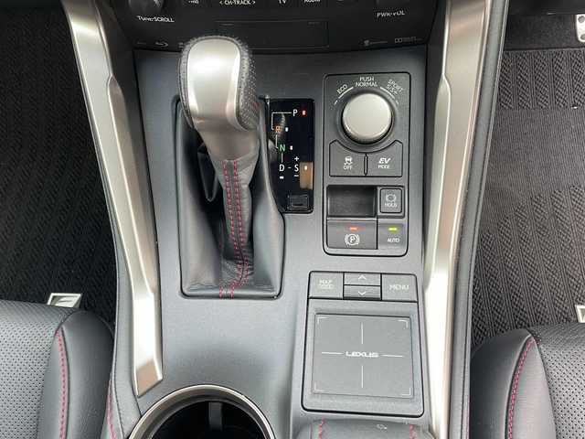 レクサス ＮＸ 300h Fスポーツ 山口県 2017(平29)年 2.7万km ホワイトノーヴァガラスフレーク ワンオーナー/メーカーオプションナビ/(CD/DVD/USB/Bluetooth/フルセグTV)/バックカメラ/ビルトインETC2.0/純正エアロ/衝突軽減ブレーキ/レーンキープアシスト/コーナーセンサー/レーダークルーズコントロール/パワーバックドア/オートライト/オートハイビーム/三眼LEDヘッドランプ/フォグランプ/シーケンシャルウィンカー/ステアリングスイッチ/パドルシフト/プッシュスタート/スマートキー×２/カードキー×１/レザーシート/パワーシート/シートヒーター/エアシート/ハンドルヒーター/純正フロアマット/社外アルミホイール/取扱説明書/保証書