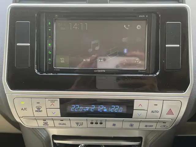 トヨタ ランドクルーザー プラド TX 青森県 2023(令5)年 1.7万km ホワイトパールクリスタルシャイン 4WD/ワンオーナー/トヨタセーフティーセンス/・プリクラッシュ/・レーンキープアシスト/・追従クルーズコントロール/・オートマチックハイビーム/・ロードサインアシスト/社外ディスプレイオーディオ/[AM/FM/DVD/CD/USB/BT/AUX]/バックカメラ/社外ドライブレコーダー/フォグランプ/ハーフレザー/シートヒーター/ETC/サンルーフ/コーナーセンサー/エアバッグダブル＋カーテンエアバッグ/純正アルミホイール/ステアリングスイッチ/横滑り防止機能/シガーソケット/スタッドレスタイヤ積み込み/取扱説明書