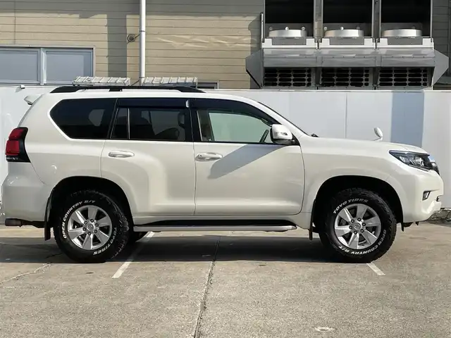 トヨタ ランドクルーザー プラド TX 青森県 2023(令5)年 1.7万km ホワイトパールクリスタルシャイン 4WD/ワンオーナー/トヨタセーフティーセンス/・プリクラッシュ/・レーンキープアシスト/・追従クルーズコントロール/・オートマチックハイビーム/・ロードサインアシスト/社外ディスプレイオーディオ/[AM/FM/DVD/CD/USB/BT/AUX]/バックカメラ/社外ドライブレコーダー/フォグランプ/ハーフレザー/シートヒーター/ETC/サンルーフ/コーナーセンサー/エアバッグダブル＋カーテンエアバッグ/純正アルミホイール/ステアリングスイッチ/横滑り防止機能/シガーソケット/スタッドレスタイヤ積み込み/取扱説明書