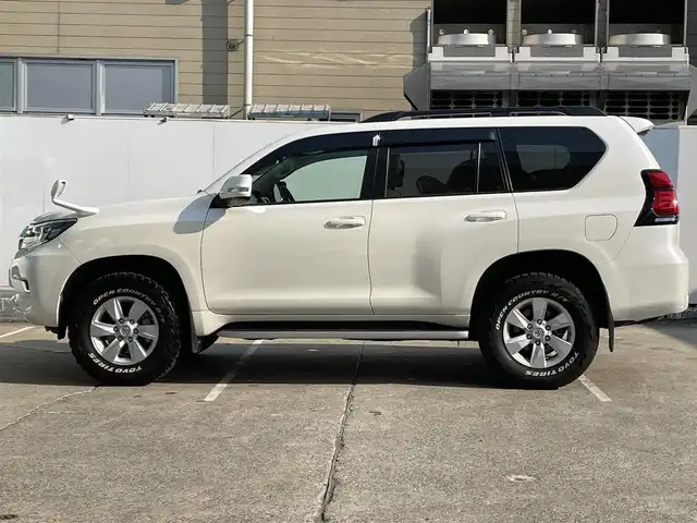 トヨタ ランドクルーザー プラド TX 青森県 2023(令5)年 1.7万km ホワイトパールクリスタルシャイン 4WD/ワンオーナー/トヨタセーフティーセンス/・プリクラッシュ/・レーンキープアシスト/・追従クルーズコントロール/・オートマチックハイビーム/・ロードサインアシスト/社外ディスプレイオーディオ/[AM/FM/DVD/CD/USB/BT/AUX]/バックカメラ/社外ドライブレコーダー/フォグランプ/ハーフレザー/シートヒーター/ETC/サンルーフ/コーナーセンサー/エアバッグダブル＋カーテンエアバッグ/純正アルミホイール/ステアリングスイッチ/横滑り防止機能/シガーソケット/スタッドレスタイヤ積み込み/取扱説明書