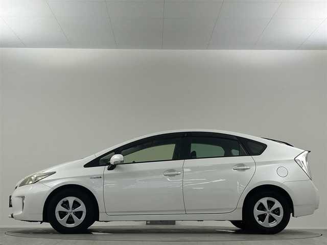 トヨタ プリウス S 埼玉県 2013(平25)年 6.1万km ホワイトパールクリスタルシャイン 純正ナビ　ＮＳＬＮ－Ｗ６２　フルセグ　ＢＴ　ＳＤ　バックカメラ　リバース連動ミラー　ビルトインＥＴＣ　純正フロアマット　純正ドアバイザー　電動格納ミラー　横滑り防止機能　オートライト　スマートキー