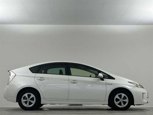 トヨタ プリウス S 埼玉県 2013(平25)年 6.1万km ホワイトパールクリスタルシャイン 純正ナビ　ＮＳＬＮ－Ｗ６２　フルセグ　ＢＴ　ＳＤ　バックカメラ　リバース連動ミラー　ビルトインＥＴＣ　純正フロアマット　純正ドアバイザー　電動格納ミラー　横滑り防止機能　オートライト　スマートキー