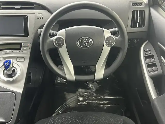 トヨタ プリウス S 埼玉県 2013(平25)年 6.1万km ホワイトパールクリスタルシャイン 純正ナビ　ＮＳＬＮ－Ｗ６２　フルセグ　ＢＴ　ＳＤ　バックカメラ　リバース連動ミラー　ビルトインＥＴＣ　純正フロアマット　純正ドアバイザー　電動格納ミラー　横滑り防止機能　オートライト　スマートキー
