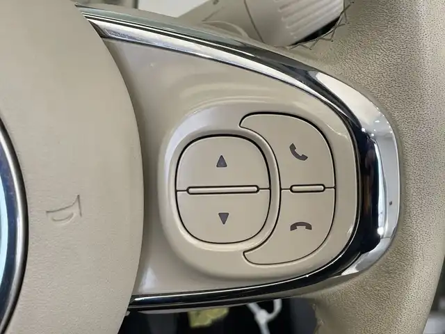 フィアット フィアット ５００Ｃ ツインエア ドルチェヴィータ 栃木県 2023(令5)年 2.5万km 白 ワンオーナー/純正ディスプレイオーディオ/（Bluetooth・USB）/サンルーフ/バックカメラ/前方ドライブレコーダー/専用革調シートカバー/スカッフプレート/MTモード付AT/純正アルミホイール/純正フロアマット/LEDヘッドライト/フォグランプ/禁煙車/リモコンキー/取扱説明書/保証書