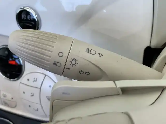 フィアット フィアット ５００Ｃ ツインエア ドルチェヴィータ 栃木県 2023(令5)年 2.5万km 白 ワンオーナー/純正ディスプレイオーディオ/（Bluetooth・USB）/サンルーフ/バックカメラ/前方ドライブレコーダー/専用革調シートカバー/スカッフプレート/MTモード付AT/純正アルミホイール/純正フロアマット/LEDヘッドライト/フォグランプ/禁煙車/リモコンキー/取扱説明書/保証書