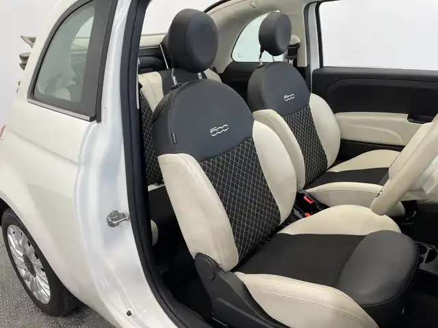 フィアット フィアット ５００Ｃ ツインエア ドルチェヴィータ 栃木県 2023(令5)年 2.5万km 白 ワンオーナー/純正ディスプレイオーディオ/（Bluetooth・USB）/サンルーフ/バックカメラ/前方ドライブレコーダー/専用革調シートカバー/スカッフプレート/MTモード付AT/純正アルミホイール/純正フロアマット/LEDヘッドライト/フォグランプ/禁煙車/リモコンキー/取扱説明書/保証書