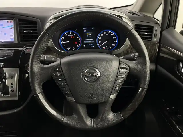 日産 エルグランド 250HWS プレミアム アーバンクロム 新潟県 2020(令2)年 2.8万km ファントムブラック フリップダウンモニター/両側パワースライドドア/パワーバックドア/レーダークルーズコントロール/LEDオートライト/レザーシート/シートヒーター/パワーシート/シートメモリー/オットマン/純正アルミホイール/ステアリングスイッチ/USBポート/スマートキー/ビルトインETC