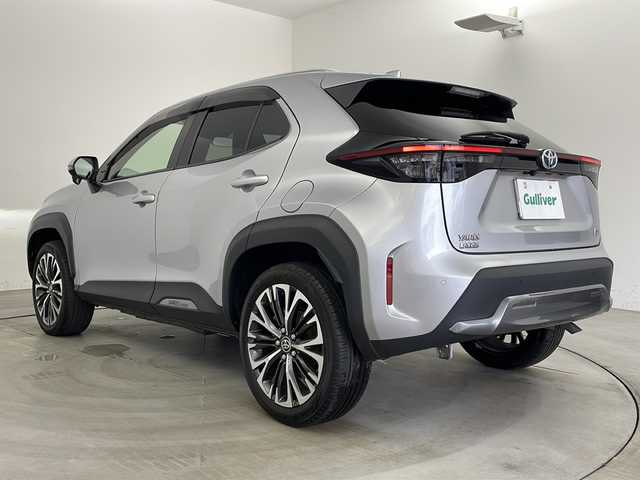 トヨタ ヤリスクロス ハイブリッド Z アドベンチャー 兵庫県 2022(令4)年 3.3万km シルバーメタリック ・純正ディスプレイオーディオ&TV&BT&USB&Miracast/・バックカメラ/・トヨタセーフティセンス/・プリクラッシュセーフティ/・レーントレーシングアシスト/・レーダークルーズコントロール/・オートマチックハイビーム/・ロードサインアシスト/・車両接近通報装置/・クリアランスソナー/・LEDサイドターンランプ付オート電動格納式リモコンカラードドアミラー＋補助ミラー/・パーキングサポートブレーキ/・ヒルスタートアシストコントロール/・先行車発進告知機能/・nanoeX/・ハーフレザーシート/・前席シートヒーター/・パワーシート/・ステアリングヒーター/・ビルトインETC/・純正18インチアルミホイール/・純正フロアマット/・オートブレーキホールド/・電動パーキングブレーキ/・LEDオートライト/・横滑り防止装置/・W＋サイドエアバック/・カーテンエアバック/・スマートキー/・プッシュスタート/・ドアバイザー