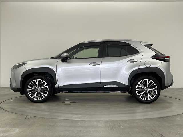 トヨタ ヤリスクロス ハイブリッド Z アドベンチャー 兵庫県 2022(令4)年 3.3万km シルバーメタリック ・純正ディスプレイオーディオ&TV&BT&USB&Miracast/・バックカメラ/・トヨタセーフティセンス/・プリクラッシュセーフティ/・レーントレーシングアシスト/・レーダークルーズコントロール/・オートマチックハイビーム/・ロードサインアシスト/・車両接近通報装置/・クリアランスソナー/・LEDサイドターンランプ付オート電動格納式リモコンカラードドアミラー＋補助ミラー/・パーキングサポートブレーキ/・ヒルスタートアシストコントロール/・先行車発進告知機能/・nanoeX/・ハーフレザーシート/・前席シートヒーター/・パワーシート/・ステアリングヒーター/・ビルトインETC/・純正18インチアルミホイール/・純正フロアマット/・オートブレーキホールド/・電動パーキングブレーキ/・LEDオートライト/・横滑り防止装置/・W＋サイドエアバック/・カーテンエアバック/・スマートキー/・プッシュスタート/・ドアバイザー
