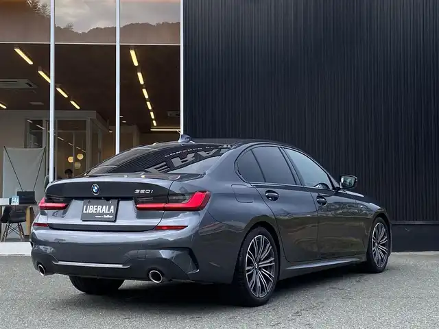ＢＭＷ ３２０ｉ Mスポーツ 福岡県 2020(令2)年 2.4万km ミネラルグレー インテリジェントセーフティ/アダプティブクルーズコントロール/ブラインドスポットモニター/レーンキープアシスト/純正ナビ/Applecarplay/全方位カメラ/バックカメラ/Bluetooth/LEDライト/オートハイビーム/パワーバックドア　/ハーフレザーシート/前席シートヒーター/ワイヤレス充電　/純正ドラレコ　/純正１８インチアルミホイール/ミラー一体型ETC
