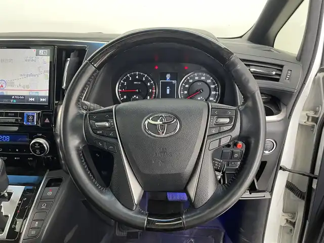 トヨタ ヴェルファイア Z Aエディション ゴールデンアイズ 滋賀県 2016(平28)年 6.2万km ホワイトパールクリスタルシャイン アルパイン社製１１インチナビ/バックカメラ/アルパイン社製フリップダウンモニター/サンルーフ/両側パワースライドドア/パワーリアゲート/助手席＋2列目オットマン/コーナーセンサー/ＭＴモード付ＡＴ/ビルトインＥＴＣ/電動パーキングブレーキ/オートホールドブレーキ/ハーフレザーシート