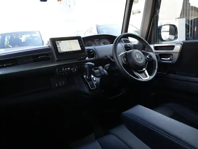 ホンダ Ｎ ＢＯＸ カスタム L ターボ スタイル+ブラック 静岡県 2022(令4)年 1.3万km クリスタルブラックパール Honda SENSING/オートリトラミラー/アレルクリーンプラスシート/プライムスムース＆トリコットコンビシート/プラズマクラスター技術搭載フルオート・エアコンディショナー/リア両側パワースライドドア/前席用i-サイドエアバッグシステム＋サイドカーテンエアバッグシステム(前席/後席対応)/運転席＆助手席シートバックテーブル/運転席＆助手席シートヒーター/ブラック塗装 15インチアルミホイール/本革巻ステアリングホイール・セレクトレバーノブ/DOPインターナビ/渋滞追従機能付ACC/純正フロアマット/純正ドアバイザー/ビルドインETC/フォグランプ/オートブレーキホールド付電子制御パーキングブレーキ