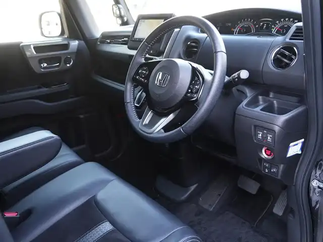 ホンダ Ｎ ＢＯＸ カスタム L ターボ スタイル+ブラック 静岡県 2022(令4)年 1.3万km クリスタルブラックパール Honda SENSING/オートリトラミラー/アレルクリーンプラスシート/プライムスムース＆トリコットコンビシート/プラズマクラスター技術搭載フルオート・エアコンディショナー/リア両側パワースライドドア/前席用i-サイドエアバッグシステム＋サイドカーテンエアバッグシステム(前席/後席対応)/運転席＆助手席シートバックテーブル/運転席＆助手席シートヒーター/ブラック塗装 15インチアルミホイール/本革巻ステアリングホイール・セレクトレバーノブ/DOPインターナビ/渋滞追従機能付ACC/純正フロアマット/純正ドアバイザー/ビルドインETC/フォグランプ/オートブレーキホールド付電子制御パーキングブレーキ