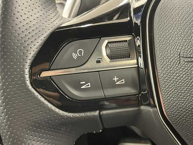 プジョー ２００８ GTライン 岡山県 2020(令2)年 3.2万km ネイクルホワイト 純正ディスプレイオーディオ/・Ｂｌｕｅｔｏｏｔｈ/・アップルカープレイ/・アンドロイドオート/ハンズフリーアクセス/バックカメラ/アンビエンスライト/コーナーセンサー/ＡＣＣ/ワイヤレスチャージ/ディレクショナルヘッドライト/インテリジェントハイビーム/アクティブセーフティーブレーキ/トラフィックサインインフォメーション/ブラインドスポットアシスト/疲労検知システム