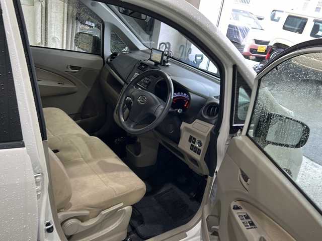 ダイハツ ムーヴ X SA 佐賀県 2013(平25)年 5.2万km パールホワイトⅢ ポータブルナビ(CN-GP530D)/衝突軽減システム/オートライト/スマートキー/アイドリングストップ/革巻きステアリング/布系シート/純正アルミホイール/パワーウィンドウ/パワーステアリング/AAC/ABS/横滑り防止装置/盗難防止装置/保証書/点検記録簿(H26、R1)