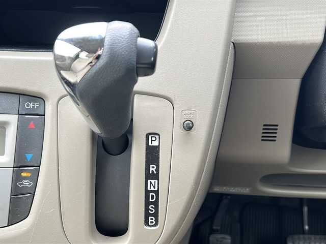ダイハツ ムーヴ X SA 佐賀県 2013(平25)年 5.2万km パールホワイトⅢ ポータブルナビ(CN-GP530D)/衝突軽減システム/オートライト/スマートキー/アイドリングストップ/革巻きステアリング/布系シート/純正アルミホイール/パワーウィンドウ/パワーステアリング/AAC/ABS/横滑り防止装置/盗難防止装置/保証書/点検記録簿(H26、R1)