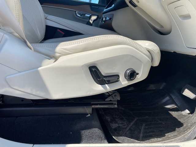 ボルボ ＸＣ９０ D5 AWD インスクリプション 青森県 2020(令2)年 8.4万km デニムブルーメタリック 4WD/ターボ/白革シート/ハーマンカードンサウンド/ヘッドアップディスプレイ/バーチャルコックピット/３６０度カメラ/ＡＣＣ/ＡｐｐｌｅＣａｒＰｌａｙ/AndroidAuto/純正メモリーナビ/(フルセグTV/USB/Bt/CD)/自動駐車/自動発射/アダプティブクルーズコントロール/レーンキープアシスト/ブラインドスポット/前席メモリー付きパワーシート/全席シートヒーター/前席ベンチレーター/D席マッサージ機能/ステアリングヒーター/前後ドライブレコーダー/ＬＥＤオートライト/アクティブベンディングライト/コーナリングライト/LEDフォグランプ/純正20インチアルミホイール/パワーバックドア/ウインカーミラー/ルーフレール/ヘットライトウオッシャー/前後バンパーソナー/ステアリングスイッチ/パドルシフト/プッシュスタートシステム/W/サイド/カーテンエアバッグ/三列シート/横滑り防止機能/アイドリングストップ/ABS/スマートキーX2/取説・保証書
