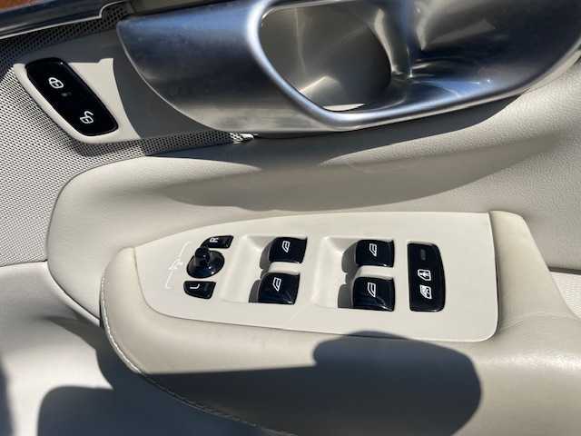 ボルボ ＸＣ９０ D5 AWD インスクリプション 青森県 2020(令2)年 8.4万km デニムブルーメタリック 4WD/ターボ/白革シート/ハーマンカードンサウンド/ヘッドアップディスプレイ/バーチャルコックピット/３６０度カメラ/ＡＣＣ/ＡｐｐｌｅＣａｒＰｌａｙ/AndroidAuto/純正メモリーナビ/(フルセグTV/USB/Bt/CD)/自動駐車/自動発射/アダプティブクルーズコントロール/レーンキープアシスト/ブラインドスポット/前席メモリー付きパワーシート/全席シートヒーター/前席ベンチレーター/D席マッサージ機能/ステアリングヒーター/前後ドライブレコーダー/ＬＥＤオートライト/アクティブベンディングライト/コーナリングライト/LEDフォグランプ/純正20インチアルミホイール/パワーバックドア/ウインカーミラー/ルーフレール/ヘットライトウオッシャー/前後バンパーソナー/ステアリングスイッチ/パドルシフト/プッシュスタートシステム/W/サイド/カーテンエアバッグ/三列シート/横滑り防止機能/アイドリングストップ/ABS/スマートキーX2/取説・保証書