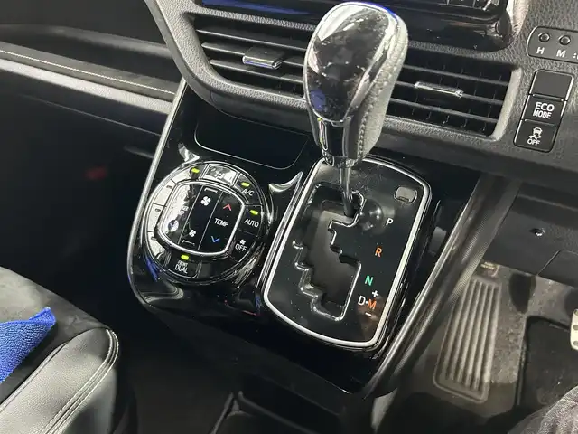 トヨタ ヴォクシー ZS G’s 大阪府 2016(平28)年 6.8万km ホワイトパールクリスタルシャイン ALPINE9incナビ(フルセグ/DVD再生/Bluetooth) Bカメラ 後席モニター ETC ハーフレザー 衝突軽減 トヨタセーフティセンス スマートキー Pスタート オートライト