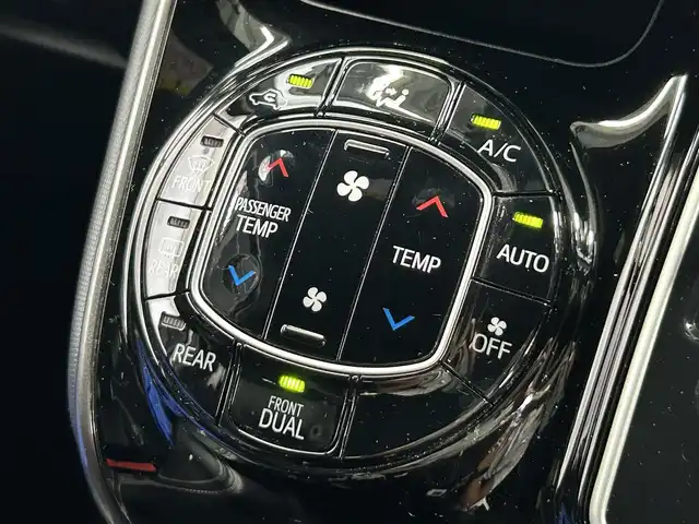 トヨタ ヴォクシー ZS G’s 大阪府 2016(平28)年 6.8万km ホワイトパールクリスタルシャイン ALPINE9incナビ(フルセグ/DVD再生/Bluetooth) Bカメラ 後席モニター ETC ハーフレザー 衝突軽減 トヨタセーフティセンス スマートキー Pスタート オートライト