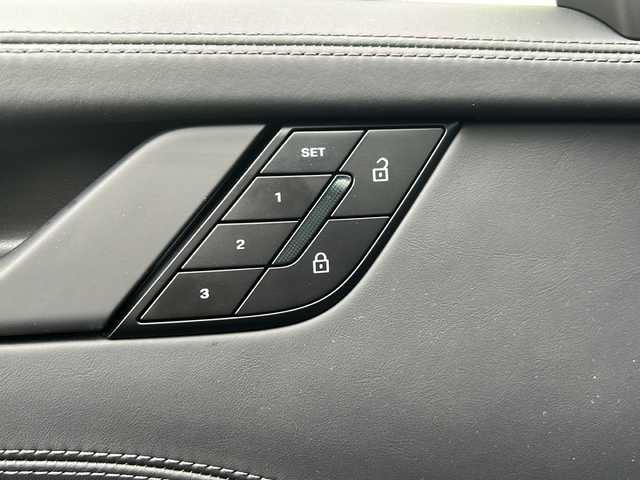 ポルシェ ポルシェ ９１１ カレラT 埼玉県 2025(令7)年 0.4万km グレーＭ ワンオーナー/黒レザーインテリア/バナジウムグレーメタリック/マトリクスLEDヘッドライト/アダプティブスポーツシートプラス（18way電動調節、メモリーパッケージ付）/前席シートベンチレーション/ExclusiveDesignフューエルキャップ/純正ディスプレイオーディオ/ナビ/BT/FM/全周囲カメラ　/バックカメラ/前後ドライブレコーダー　/ビルトインＥＴＣ　/前席シートヒーター　/前席エアーシート　/前席パワーシート/運転席メモリーシート/オートハイビーム/オートライト/ＡＣＣ/衝突軽減システム　/ＢＳＭ　/高速道路ライトシステム/疲労軽減システム/ポルシェ２Ｘ危険警告/湿気検知システム/後退車両検知警告/退出警告/横滑り防止/置くだけ充電/スマートキー　/デコラティブサイドロゴ/純正アルミホイール（ハイグロスブラック塗装、ハイポリッシュ仕上げ）/LHD仕様/保証書　/取扱説明書