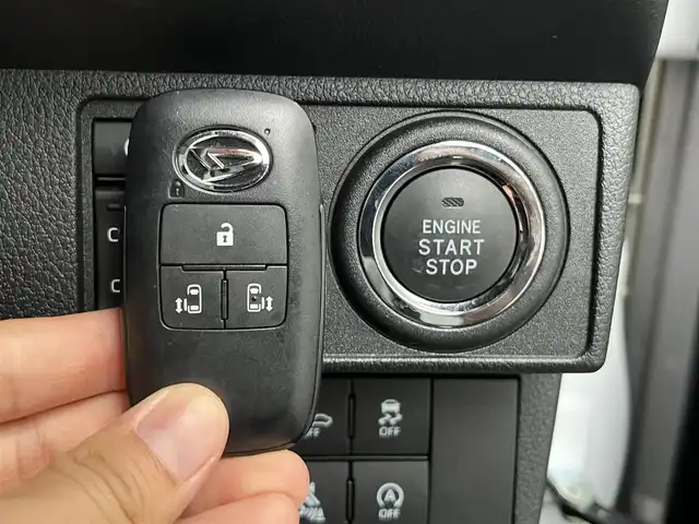ダイハツ ムーヴ キャンバス ストライプス G 高知県 2024(令6)年 0.7万km シャイニングホワイトパール/サンドベージュメタリック 両側パワースライドドア/LEDヘッドライト/プッシュスタート/スマートキー/純正フロアマット/シートヒーター/ベンチシート/コーナーセンサー/オートマチックハイビーム/オートライト/衝突被害軽減システム/アイドリングストップ/横滑り防止装置/盗難防止装置