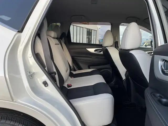 日産 エクストレイル モード・プレミア 鳥取県 2017(平29)年 6.4万km ブリリアントホワイトパール 特別仕様車　モードプレミア/・専用フルカラードエクステリア/・専用ハイコントラストレザーインテリア/・専用フロントバンパー/・専用ヂュアルエキゾーストマフラー/純正ナビ／ＴＶ／ＣＤ／ＢＴ/バックカメラ/ドライブレコーダー/エマージェンシーブレーキ/ＬＥＤヘットライト/前席シートヒーター/プッシュスタート/フォグライト/４WD切替スイッチ/純正１８インチアルミホイール/アイドリングストップ/ウィンカーミラー/フロアマット/ドアバイザー