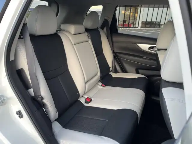 日産 エクストレイル モード・プレミア 鳥取県 2017(平29)年 6.4万km ブリリアントホワイトパール 特別仕様車　モードプレミア/・専用フルカラードエクステリア/・専用ハイコントラストレザーインテリア/・専用フロントバンパー/・専用ヂュアルエキゾーストマフラー/純正ナビ／ＴＶ／ＣＤ／ＢＴ/バックカメラ/ドライブレコーダー/エマージェンシーブレーキ/ＬＥＤヘットライト/前席シートヒーター/プッシュスタート/フォグライト/４WD切替スイッチ/純正１８インチアルミホイール/アイドリングストップ/ウィンカーミラー/フロアマット/ドアバイザー