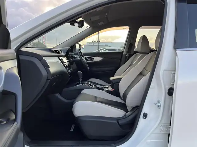 日産 エクストレイル モード・プレミア 鳥取県 2017(平29)年 6.4万km ブリリアントホワイトパール 特別仕様車　モードプレミア/・専用フルカラードエクステリア/・専用ハイコントラストレザーインテリア/・専用フロントバンパー/・専用ヂュアルエキゾーストマフラー/純正ナビ／ＴＶ／ＣＤ／ＢＴ/バックカメラ/ドライブレコーダー/エマージェンシーブレーキ/ＬＥＤヘットライト/前席シートヒーター/プッシュスタート/フォグライト/４WD切替スイッチ/純正１８インチアルミホイール/アイドリングストップ/ウィンカーミラー/フロアマット/ドアバイザー
