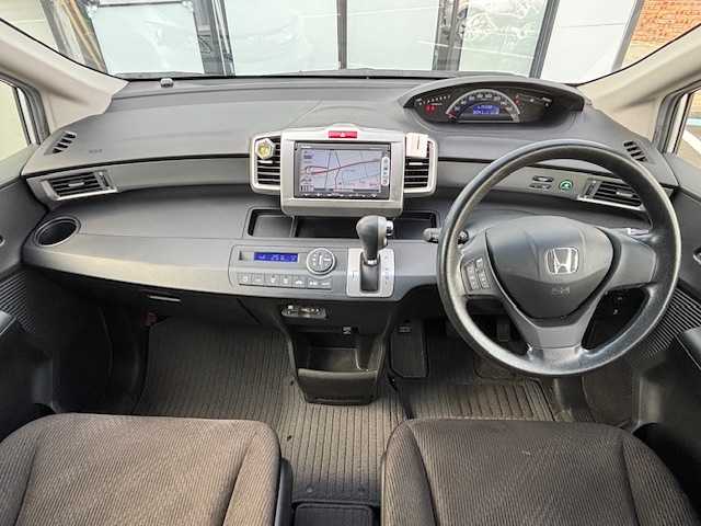 ホンダ フリード G ジャストセレクション 宮城県 2015(平27)年 5.4万km シルバー 登録時走行距離　５３３５８Km/パワーステアリング/横滑り防止装置/オートライト/AAC/ビルトインETC/ステアリングリモコン/片側パワースライドドア/アイドリングストップ/ABS/AM/FM・SD・USB・iPad・TV・AUX/Bluetooth接続/電動ミラー/純正フロアマット/パワーウインドウ/バックカメラ/3列目シート