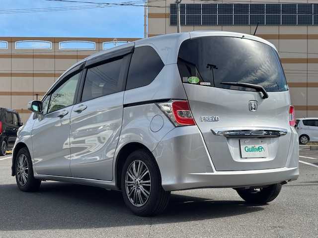 ホンダ フリード G ジャストセレクション 宮城県 2015(平27)年 5.4万km シルバー 登録時走行距離　５３３５８Km/パワーステアリング/横滑り防止装置/オートライト/AAC/ビルトインETC/ステアリングリモコン/片側パワースライドドア/アイドリングストップ/ABS/AM/FM・SD・USB・iPad・TV・AUX/Bluetooth接続/電動ミラー/純正フロアマット/パワーウインドウ/バックカメラ/3列目シート