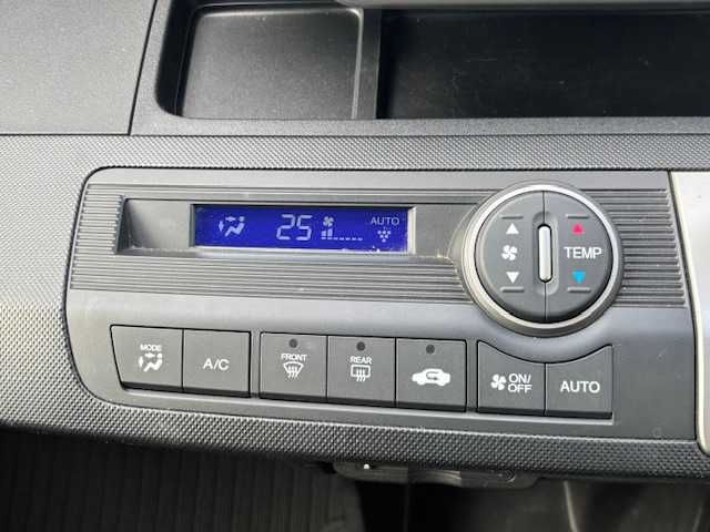 ホンダ フリード G ジャストセレクション 宮城県 2015(平27)年 5.4万km シルバー 登録時走行距離　５３３５８Km/パワーステアリング/横滑り防止装置/オートライト/AAC/ビルトインETC/ステアリングリモコン/片側パワースライドドア/アイドリングストップ/ABS/AM/FM・SD・USB・iPad・TV・AUX/Bluetooth接続/電動ミラー/純正フロアマット/パワーウインドウ/バックカメラ/3列目シート