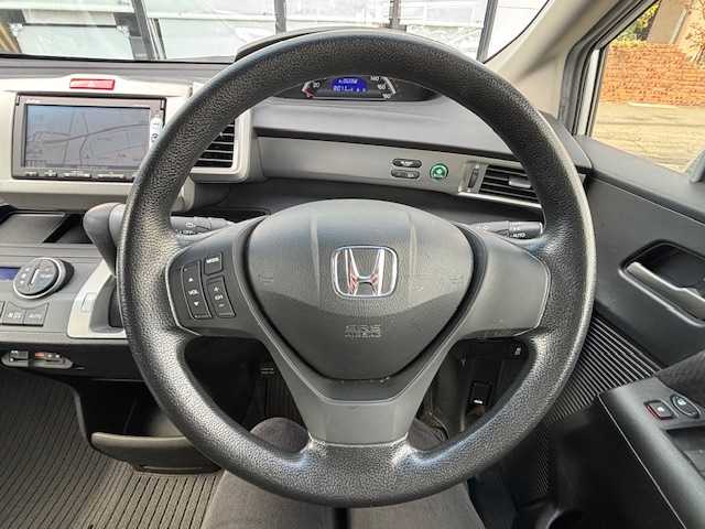 ホンダ フリード G ジャストセレクション 宮城県 2015(平27)年 5.4万km シルバー 登録時走行距離　５３３５８Km/パワーステアリング/横滑り防止装置/オートライト/AAC/ビルトインETC/ステアリングリモコン/片側パワースライドドア/アイドリングストップ/ABS/AM/FM・SD・USB・iPad・TV・AUX/Bluetooth接続/電動ミラー/純正フロアマット/パワーウインドウ/バックカメラ/3列目シート