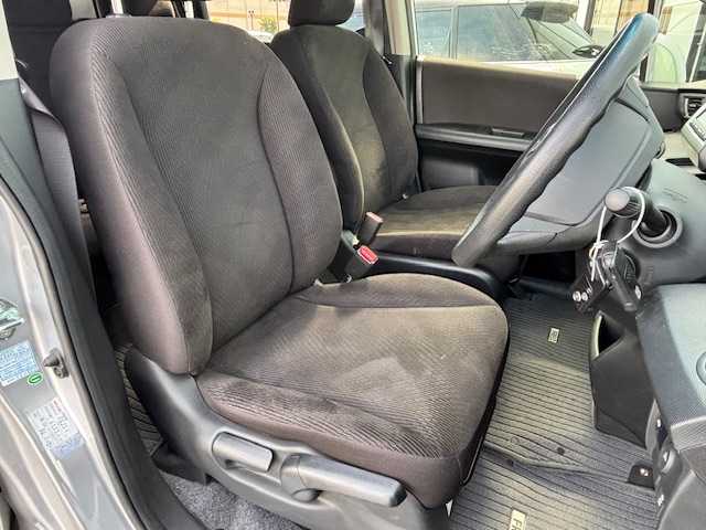 ホンダ フリード G ジャストセレクション 宮城県 2015(平27)年 5.4万km シルバー 登録時走行距離　５３３５８Km/パワーステアリング/横滑り防止装置/オートライト/AAC/ビルトインETC/ステアリングリモコン/片側パワースライドドア/アイドリングストップ/ABS/AM/FM・SD・USB・iPad・TV・AUX/Bluetooth接続/電動ミラー/純正フロアマット/パワーウインドウ/バックカメラ/3列目シート