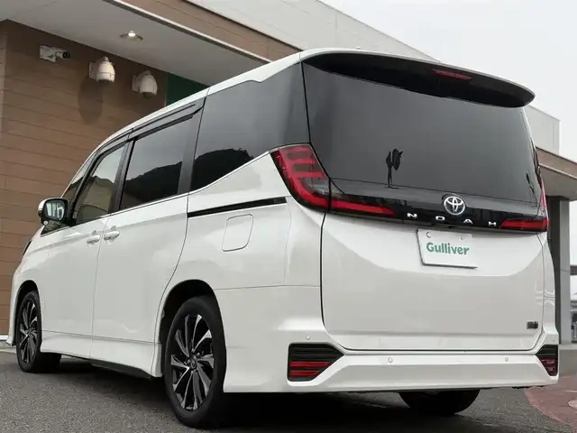 トヨタ ノア ハイブリッド S－Z 香川県 2023(令5)年 6.6万km ホワイトパールクリスタルシャイン ワンオーナー/メーカー10インチディスプレイオーディオ/BT/USB/アップルカープレイ/バックカメラ/純正フリップダウンモニター/オートステップ/パワーバックドア/両側パワースライドドア/デジタルインナーミラー/LEDヘッドライト/クリアランスソナー/ETC2.0/ハーフレザーシート/スマートキー