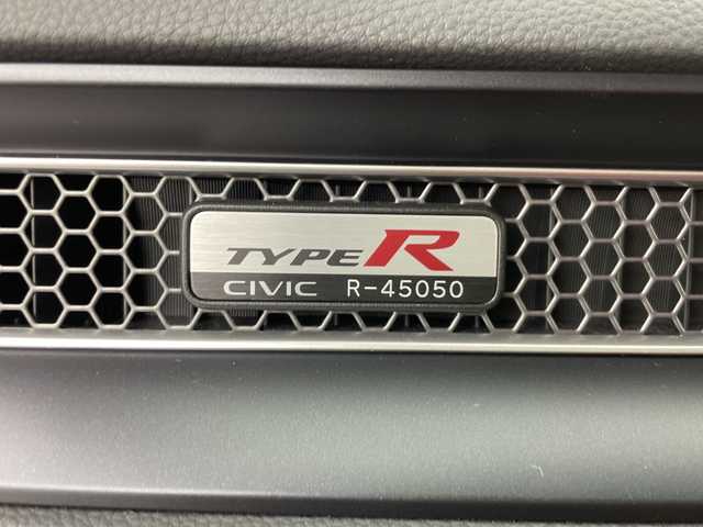ホンダ シビック タイプR 群馬県 2025(令7)年 0.6万km チャンピオンシップホワイト ６ＭＴ　純正９型ナビ　バックカメラ　ビルトインＥＴＣ２．０　ＢＳＭ　アダプティブクルーズコントロール　衝突被害軽減ブレーキ　レーンアシスト　ＬＥＤヘッドライト　オートマチックハイビーム　禁煙