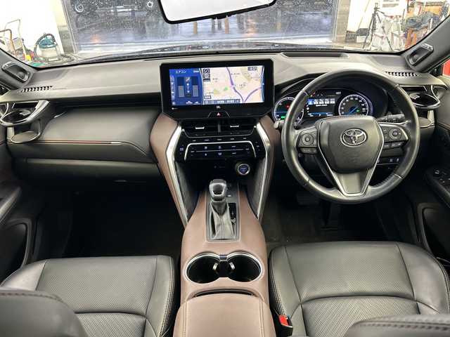 トヨタ ハリアー ハイブリッド Z レザーパッケージ 兵庫県 2021(令3)年 5.5万km プレシャスブラックパール ・純正ナビ/・Bluetooth/TV/USB/Miracast//・JBLサウンド/・全方位カメラ/・トヨタセーフティセンス/・プリクラッシュセーフティ/・レーントレーシングアシスト/・レーダークルーズコントロール/・アダプティブハイビームシステム/・ロードサインアシスト/・パーキングサポートブレーキ（前後方静止物）/・パーキングサポートブレーキ（後方接近車両）/・ブラインドスポットモニター/・車両接近通報装置/・先行車発進告知機能/・後退速度抑制機能/・ヘッドアップディスプレイ/・デジタルインナーミラー/・前後ドライブレコーダー/・パワーバックドア/・ステアリングヒーター/・レザーシート/・前席パワーシート（運転席メモリー付き）/・前席シートヒーター/・前席ベンチレーション/・フロアマット/・LEDヘッドライト/・LEDフォグランプ/・純正アルミホイールタイヤ/・取扱説明書/・保証書/・スペアキー