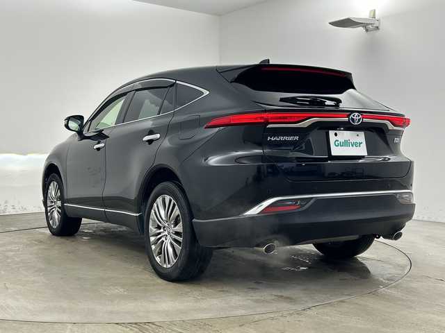 トヨタ ハリアー ハイブリッド Z レザーパッケージ 兵庫県 2021(令3)年 5.5万km プレシャスブラックパール ・純正ナビ/・Bluetooth/TV/USB/Miracast//・JBLサウンド/・全方位カメラ/・トヨタセーフティセンス/・プリクラッシュセーフティ/・レーントレーシングアシスト/・レーダークルーズコントロール/・アダプティブハイビームシステム/・ロードサインアシスト/・パーキングサポートブレーキ（前後方静止物）/・パーキングサポートブレーキ（後方接近車両）/・ブラインドスポットモニター/・車両接近通報装置/・先行車発進告知機能/・後退速度抑制機能/・ヘッドアップディスプレイ/・デジタルインナーミラー/・前後ドライブレコーダー/・パワーバックドア/・ステアリングヒーター/・レザーシート/・前席パワーシート（運転席メモリー付き）/・前席シートヒーター/・前席ベンチレーション/・フロアマット/・LEDヘッドライト/・LEDフォグランプ/・純正アルミホイールタイヤ/・取扱説明書/・保証書/・スペアキー