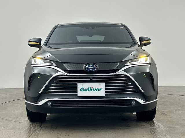 トヨタ ハリアー ハイブリッド Z レザーパッケージ 兵庫県 2021(令3)年 5.5万km プレシャスブラックパール ・純正ナビ/・Bluetooth/TV/USB/Miracast//・JBLサウンド/・全方位カメラ/・トヨタセーフティセンス/・プリクラッシュセーフティ/・レーントレーシングアシスト/・レーダークルーズコントロール/・アダプティブハイビームシステム/・ロードサインアシスト/・パーキングサポートブレーキ（前後方静止物）/・パーキングサポートブレーキ（後方接近車両）/・ブラインドスポットモニター/・車両接近通報装置/・先行車発進告知機能/・後退速度抑制機能/・ヘッドアップディスプレイ/・デジタルインナーミラー/・前後ドライブレコーダー/・パワーバックドア/・ステアリングヒーター/・レザーシート/・前席パワーシート（運転席メモリー付き）/・前席シートヒーター/・前席ベンチレーション/・フロアマット/・LEDヘッドライト/・LEDフォグランプ/・純正アルミホイールタイヤ/・取扱説明書/・保証書/・スペアキー