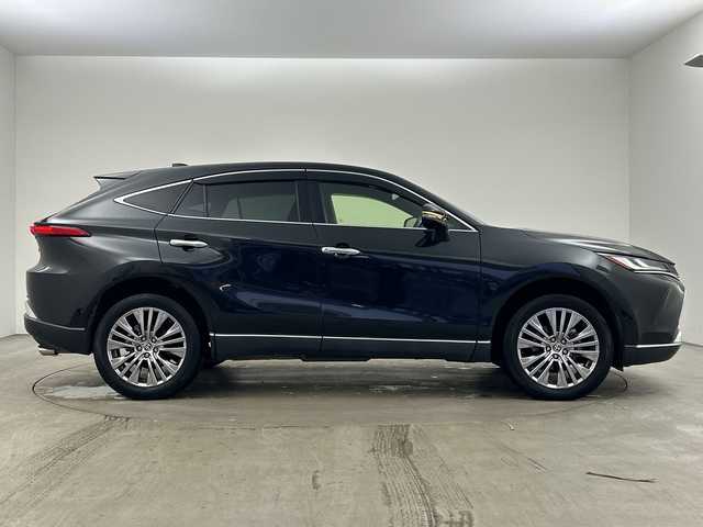 トヨタ ハリアー ハイブリッド Z レザーパッケージ 兵庫県 2021(令3)年 5.5万km プレシャスブラックパール ・純正ナビ/・Bluetooth/TV/USB/Miracast//・JBLサウンド/・全方位カメラ/・トヨタセーフティセンス/・プリクラッシュセーフティ/・レーントレーシングアシスト/・レーダークルーズコントロール/・アダプティブハイビームシステム/・ロードサインアシスト/・パーキングサポートブレーキ（前後方静止物）/・パーキングサポートブレーキ（後方接近車両）/・ブラインドスポットモニター/・車両接近通報装置/・先行車発進告知機能/・後退速度抑制機能/・ヘッドアップディスプレイ/・デジタルインナーミラー/・前後ドライブレコーダー/・パワーバックドア/・ステアリングヒーター/・レザーシート/・前席パワーシート（運転席メモリー付き）/・前席シートヒーター/・前席ベンチレーション/・フロアマット/・LEDヘッドライト/・LEDフォグランプ/・純正アルミホイールタイヤ/・取扱説明書/・保証書/・スペアキー