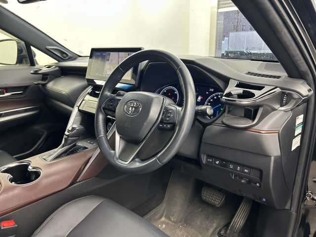 トヨタ ハリアー ハイブリッド Z レザーパッケージ 兵庫県 2021(令3)年 5.5万km プレシャスブラックパール ・純正ナビ/・Bluetooth/TV/USB/Miracast//・JBLサウンド/・全方位カメラ/・トヨタセーフティセンス/・プリクラッシュセーフティ/・レーントレーシングアシスト/・レーダークルーズコントロール/・アダプティブハイビームシステム/・ロードサインアシスト/・パーキングサポートブレーキ（前後方静止物）/・パーキングサポートブレーキ（後方接近車両）/・ブラインドスポットモニター/・車両接近通報装置/・先行車発進告知機能/・後退速度抑制機能/・ヘッドアップディスプレイ/・デジタルインナーミラー/・前後ドライブレコーダー/・パワーバックドア/・ステアリングヒーター/・レザーシート/・前席パワーシート（運転席メモリー付き）/・前席シートヒーター/・前席ベンチレーション/・フロアマット/・LEDヘッドライト/・LEDフォグランプ/・純正アルミホイールタイヤ/・取扱説明書/・保証書/・スペアキー