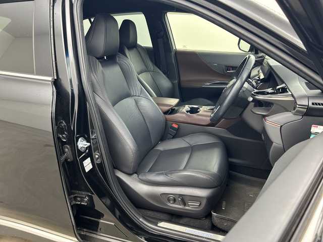 トヨタ ハリアー ハイブリッド Z レザーパッケージ 兵庫県 2021(令3)年 5.5万km プレシャスブラックパール ・純正ナビ/・Bluetooth/TV/USB/Miracast//・JBLサウンド/・全方位カメラ/・トヨタセーフティセンス/・プリクラッシュセーフティ/・レーントレーシングアシスト/・レーダークルーズコントロール/・アダプティブハイビームシステム/・ロードサインアシスト/・パーキングサポートブレーキ（前後方静止物）/・パーキングサポートブレーキ（後方接近車両）/・ブラインドスポットモニター/・車両接近通報装置/・先行車発進告知機能/・後退速度抑制機能/・ヘッドアップディスプレイ/・デジタルインナーミラー/・前後ドライブレコーダー/・パワーバックドア/・ステアリングヒーター/・レザーシート/・前席パワーシート（運転席メモリー付き）/・前席シートヒーター/・前席ベンチレーション/・フロアマット/・LEDヘッドライト/・LEDフォグランプ/・純正アルミホイールタイヤ/・取扱説明書/・保証書/・スペアキー