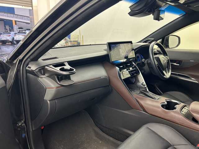 トヨタ ハリアー ハイブリッド Z レザーパッケージ 兵庫県 2021(令3)年 5.5万km プレシャスブラックパール ・純正ナビ/・Bluetooth/TV/USB/Miracast//・JBLサウンド/・全方位カメラ/・トヨタセーフティセンス/・プリクラッシュセーフティ/・レーントレーシングアシスト/・レーダークルーズコントロール/・アダプティブハイビームシステム/・ロードサインアシスト/・パーキングサポートブレーキ（前後方静止物）/・パーキングサポートブレーキ（後方接近車両）/・ブラインドスポットモニター/・車両接近通報装置/・先行車発進告知機能/・後退速度抑制機能/・ヘッドアップディスプレイ/・デジタルインナーミラー/・前後ドライブレコーダー/・パワーバックドア/・ステアリングヒーター/・レザーシート/・前席パワーシート（運転席メモリー付き）/・前席シートヒーター/・前席ベンチレーション/・フロアマット/・LEDヘッドライト/・LEDフォグランプ/・純正アルミホイールタイヤ/・取扱説明書/・保証書/・スペアキー