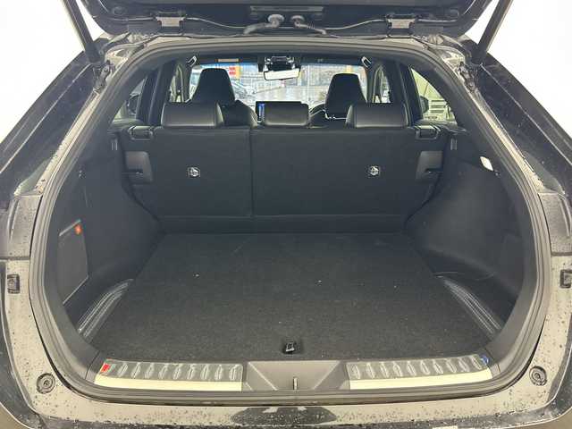 トヨタ ハリアー ハイブリッド Z レザーパッケージ 兵庫県 2021(令3)年 5.5万km プレシャスブラックパール ・純正ナビ/・Bluetooth/TV/USB/Miracast//・JBLサウンド/・全方位カメラ/・トヨタセーフティセンス/・プリクラッシュセーフティ/・レーントレーシングアシスト/・レーダークルーズコントロール/・アダプティブハイビームシステム/・ロードサインアシスト/・パーキングサポートブレーキ（前後方静止物）/・パーキングサポートブレーキ（後方接近車両）/・ブラインドスポットモニター/・車両接近通報装置/・先行車発進告知機能/・後退速度抑制機能/・ヘッドアップディスプレイ/・デジタルインナーミラー/・前後ドライブレコーダー/・パワーバックドア/・ステアリングヒーター/・レザーシート/・前席パワーシート（運転席メモリー付き）/・前席シートヒーター/・前席ベンチレーション/・フロアマット/・LEDヘッドライト/・LEDフォグランプ/・純正アルミホイールタイヤ/・取扱説明書/・保証書/・スペアキー