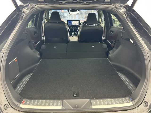 トヨタ ハリアー ハイブリッド Z レザーパッケージ 兵庫県 2021(令3)年 5.5万km プレシャスブラックパール ・純正ナビ/・Bluetooth/TV/USB/Miracast//・JBLサウンド/・全方位カメラ/・トヨタセーフティセンス/・プリクラッシュセーフティ/・レーントレーシングアシスト/・レーダークルーズコントロール/・アダプティブハイビームシステム/・ロードサインアシスト/・パーキングサポートブレーキ（前後方静止物）/・パーキングサポートブレーキ（後方接近車両）/・ブラインドスポットモニター/・車両接近通報装置/・先行車発進告知機能/・後退速度抑制機能/・ヘッドアップディスプレイ/・デジタルインナーミラー/・前後ドライブレコーダー/・パワーバックドア/・ステアリングヒーター/・レザーシート/・前席パワーシート（運転席メモリー付き）/・前席シートヒーター/・前席ベンチレーション/・フロアマット/・LEDヘッドライト/・LEDフォグランプ/・純正アルミホイールタイヤ/・取扱説明書/・保証書/・スペアキー