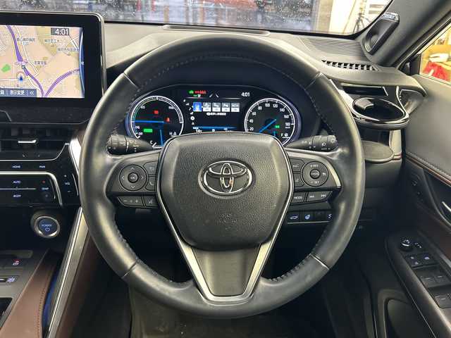 トヨタ ハリアー ハイブリッド Z レザーパッケージ 兵庫県 2021(令3)年 5.5万km プレシャスブラックパール ・純正ナビ/・Bluetooth/TV/USB/Miracast//・JBLサウンド/・全方位カメラ/・トヨタセーフティセンス/・プリクラッシュセーフティ/・レーントレーシングアシスト/・レーダークルーズコントロール/・アダプティブハイビームシステム/・ロードサインアシスト/・パーキングサポートブレーキ（前後方静止物）/・パーキングサポートブレーキ（後方接近車両）/・ブラインドスポットモニター/・車両接近通報装置/・先行車発進告知機能/・後退速度抑制機能/・ヘッドアップディスプレイ/・デジタルインナーミラー/・前後ドライブレコーダー/・パワーバックドア/・ステアリングヒーター/・レザーシート/・前席パワーシート（運転席メモリー付き）/・前席シートヒーター/・前席ベンチレーション/・フロアマット/・LEDヘッドライト/・LEDフォグランプ/・純正アルミホイールタイヤ/・取扱説明書/・保証書/・スペアキー