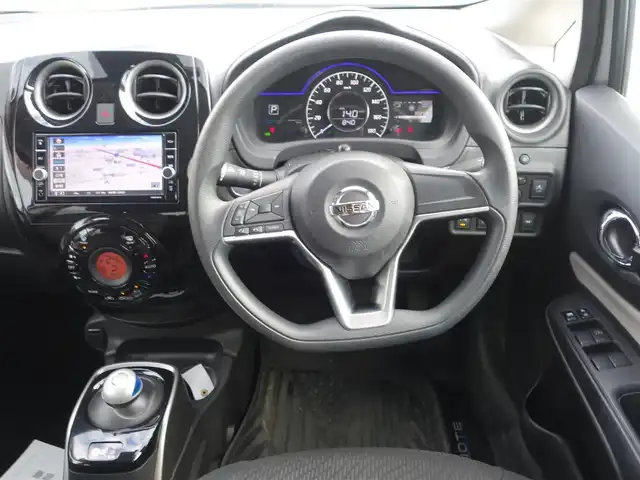 日産 ノート e－パワー X 静岡県 2020(令2)年 3.1万km ブリリアントシルバー 車検R9年2月26日まで/禁煙車/ディーラーオプションナビ（MM319D-W)/　　CD/DVD/BT/AUX/SD/フルセグTV/バックカメラ/純正前方ドライブレコーダー（DJ4-D）/インテリジェントエマージェンシーブレーキ/車線逸脱警報/踏み間違い衝突防止/フロント・バックソナー/LEDヘッドランプ/オートライト/ハイビームアシスト/プッシュスタート/スマートキー/純正フロアマット/取扱説明書/保証書