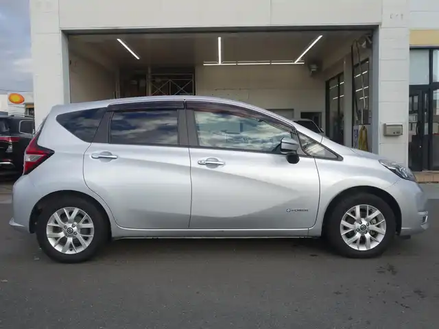 日産 ノート e－パワー X 静岡県 2020(令2)年 3.1万km ブリリアントシルバー 車検R9年2月26日まで/禁煙車/ディーラーオプションナビ（MM319D-W)/　　CD/DVD/BT/AUX/SD/フルセグTV/バックカメラ/純正前方ドライブレコーダー（DJ4-D）/インテリジェントエマージェンシーブレーキ/車線逸脱警報/踏み間違い衝突防止/フロント・バックソナー/LEDヘッドランプ/オートライト/ハイビームアシスト/プッシュスタート/スマートキー/純正フロアマット/取扱説明書/保証書